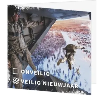 Kerstkaart met militair wintertafereel en nieuwjaarswens