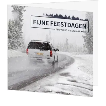Kerstkaart met auto in besneeuwd winterlandschap