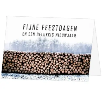 kerstkaart met boomstammen in winters landschap
