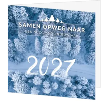 kerstkaart met besneeuwd bos en 2027