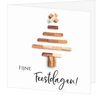 kerstkaart met houten kerstboom en zwarte tekst