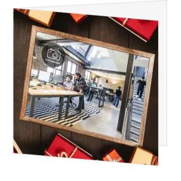 kerstkaart met foto in houten lijst en cadeaus