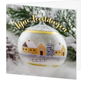 Kerstkaart met kerstbal en winters dorp