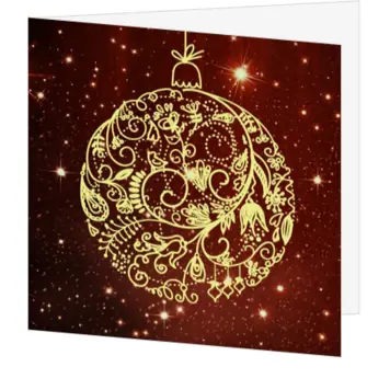 Kerstkaart met goudkleurige kerstbal op rode achtergrond