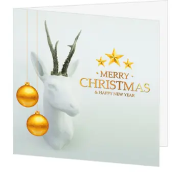 kerstkaart met wit rendier en gouden kerstballen