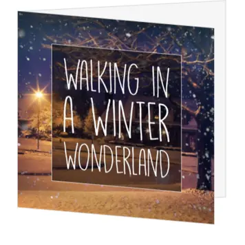 kerstkaart met winters straatbeeld en sfeervolle typografie