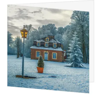 Kerstkaart met sfeervol winterlandschap en huis