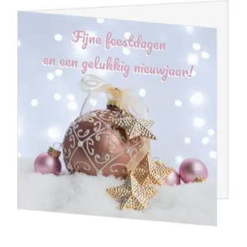 Kerstkaart met roze kerstbal in de sneeuw