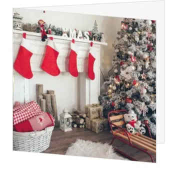 Kerstkaart met sfeervolle huiskamer en kerstboom