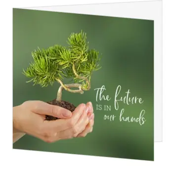 Groene kerstkaart met boompje in handen