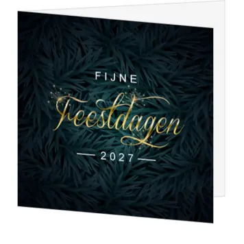 Kerstkaart met groene kersttakken en goudkleurige feestdagenwens