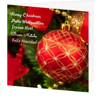 Kerstkaart met rode kerstbal en kerstgroet in meerdere talen
