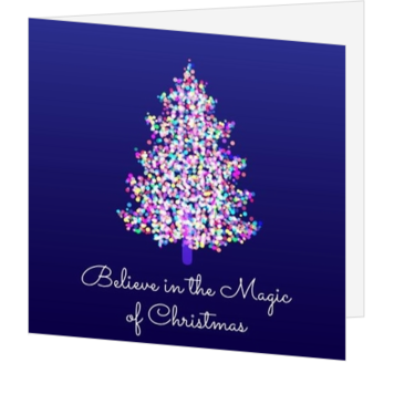 Kerstkaart met kleurrijke kerstboom op paarse achtergrond