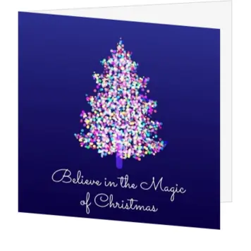 kerstkaart met kleurrijke kerstboom op paarse achtergrond