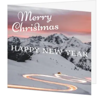 Kerstkaart met winterlandschap en verlichte bergweg
