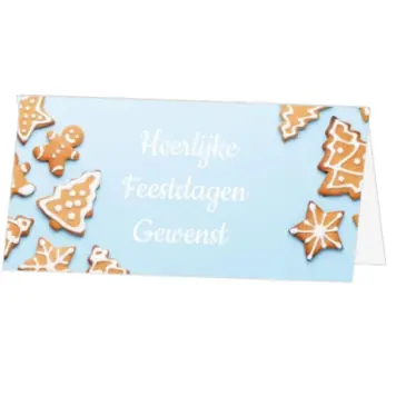 kerstkaart met versierde kerstkoekjes op zachtblauwe achtergrond