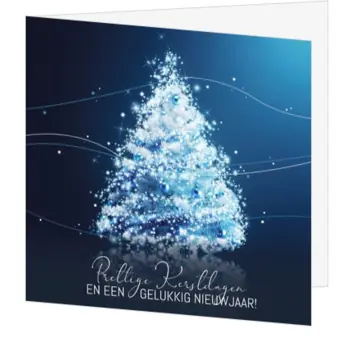 Kerstkaart met blauwe kerstboom en fonkelende lichtjes