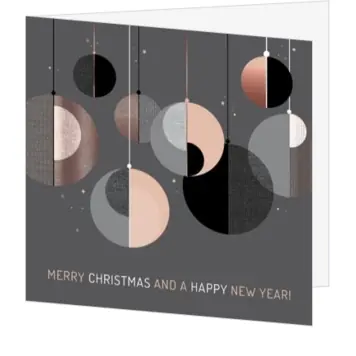 Moderne kerstkaart met geometrische kerstballen op antraciet
