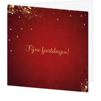 Rode kerstkaart met gouden spetters en sterren