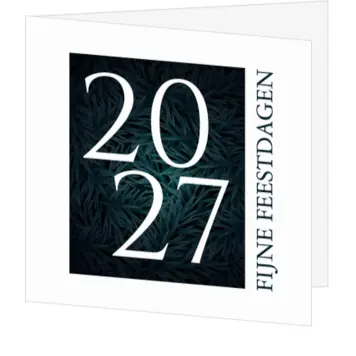 Kerstkaart met jaartal 2027 en donkergroene kersttakken
