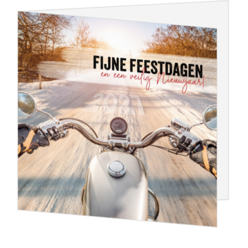 Kerstkaart met motor op besneeuwde weg en jaartal 2027