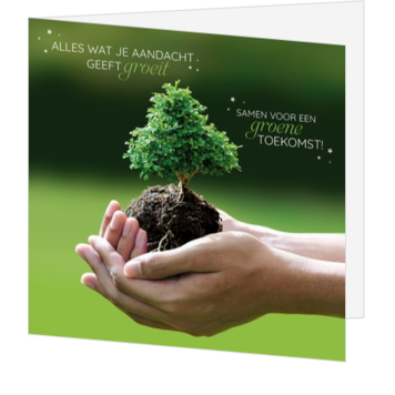 Kerstkaart met boom in handen en groene uitstraling