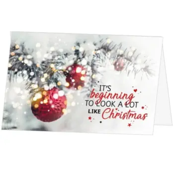 kerstkaart met besneeuwde tak en rode kerstbal