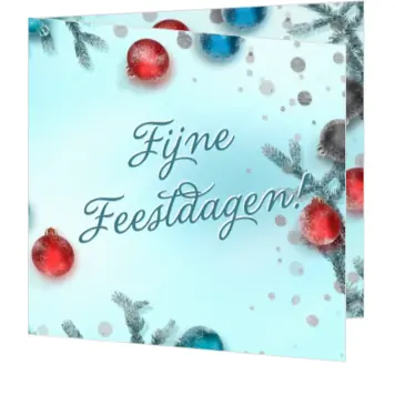 kerstkaart met blauwe ijsachtergrond en kerstballen