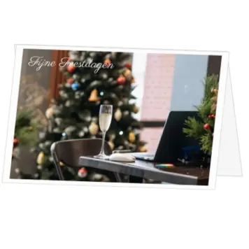 kerstkaart met champagneglas en kerstboom