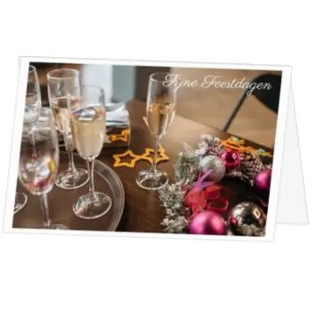 kerstkaart met champagneglazen en kerstversiering