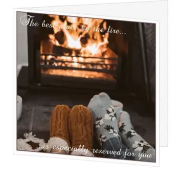 Kerstkaart met haardvuur en dikke sokken