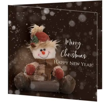 Kerstkaart met sneeuwpop in warme wintersfeer