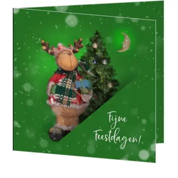 Kerstkaart met rendier en kerstboom in groene sfeer