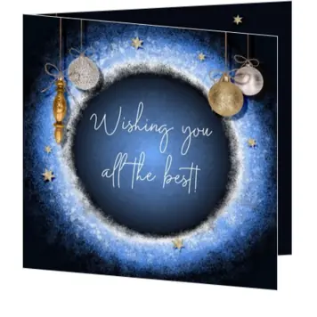 Kerstkaart met blauwe lichtgevende maan en kerstballen
