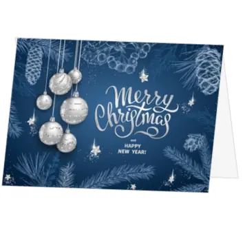 kerstkaart met zilveren kerstballen op blauwe achtergrond