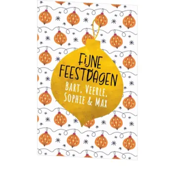 kerstkaart met gouden kerstbal en retro patroon