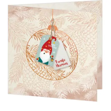 Kerstkaart met kerstbal, hanglabels en kerstkabouter
