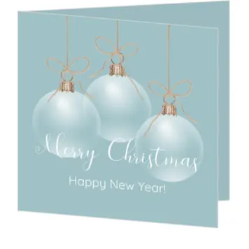 Kerstkaart met glazen kerstballen in zachtblauw