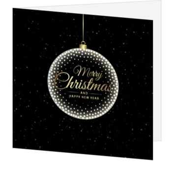 Kerstkaart met kerstbal op zwarte sterrenachtergrond