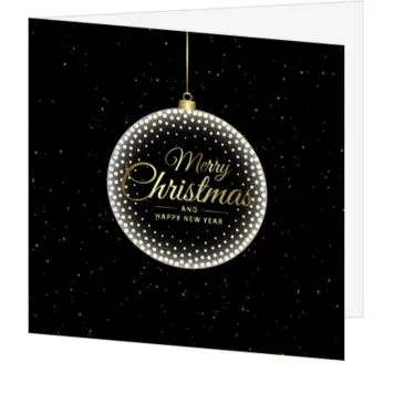 Kerstkaart met kerstbal op zwarte sterrenachtergrond