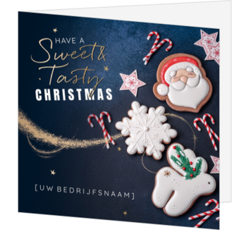 Kerstkaart met koekjes en donkerblauwe achtergrond