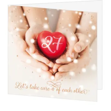 Kerstkaart met rood hart en warme lichtjes