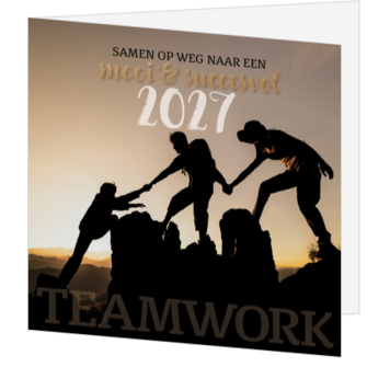 Kerstkaart met teamwork en silhouetten in de bergen