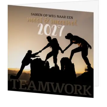 kerstkaart met teamwork en silhouetten in de bergen