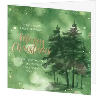 Kerstkaart met groene dennen en internationale kerstwens