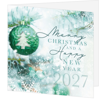 Kerstkaart met groene kerstbal en jaartal 2027