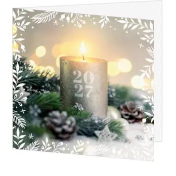 kerstkaart met kaars, wintergroen en jaartal 2022