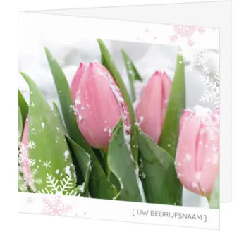 Kerstkaart met roze tulpen en sneeuwvlokken