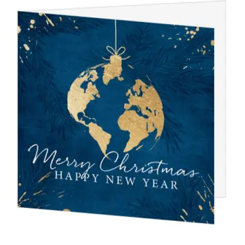 Kerstkaart met gouden wereldbol op donkerblauwe achtergrond