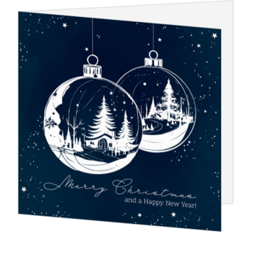 Kerstkaart met kerstballen in winters landschap